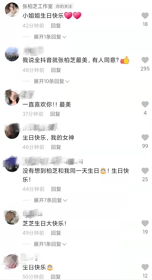 张柏芝42岁生日晒与俩儿子合照，Lucas和弟弟夹吻妈妈，好有爱