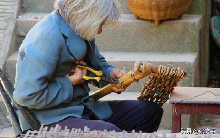 连枷:一种脱粒用的农具,山西平定叫"拉戈",你们那里叫什么