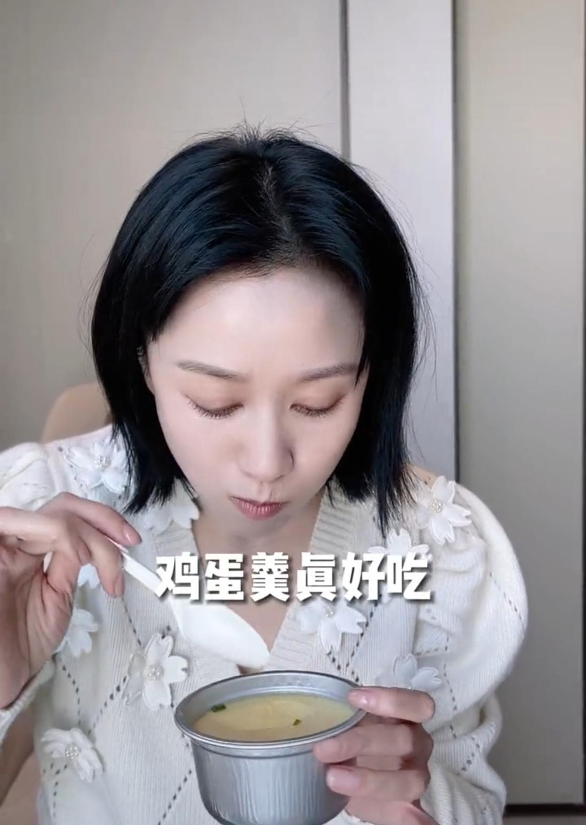 43岁倪虹洁自曝体重仅96斤，午饭吃一小碗鸡蛋羹，衣服多到数不清