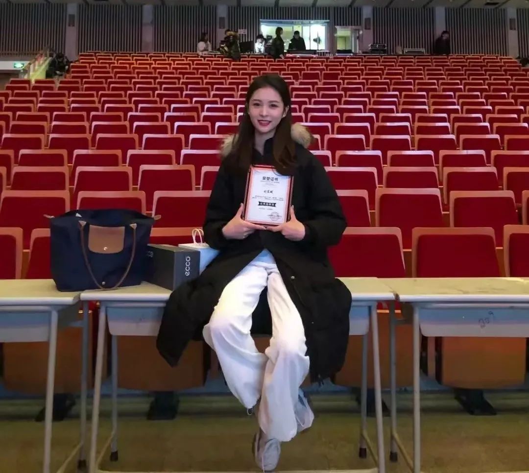 青岛大学超美校花学姐，凭借一首歌走红，梦想是成为一名老师