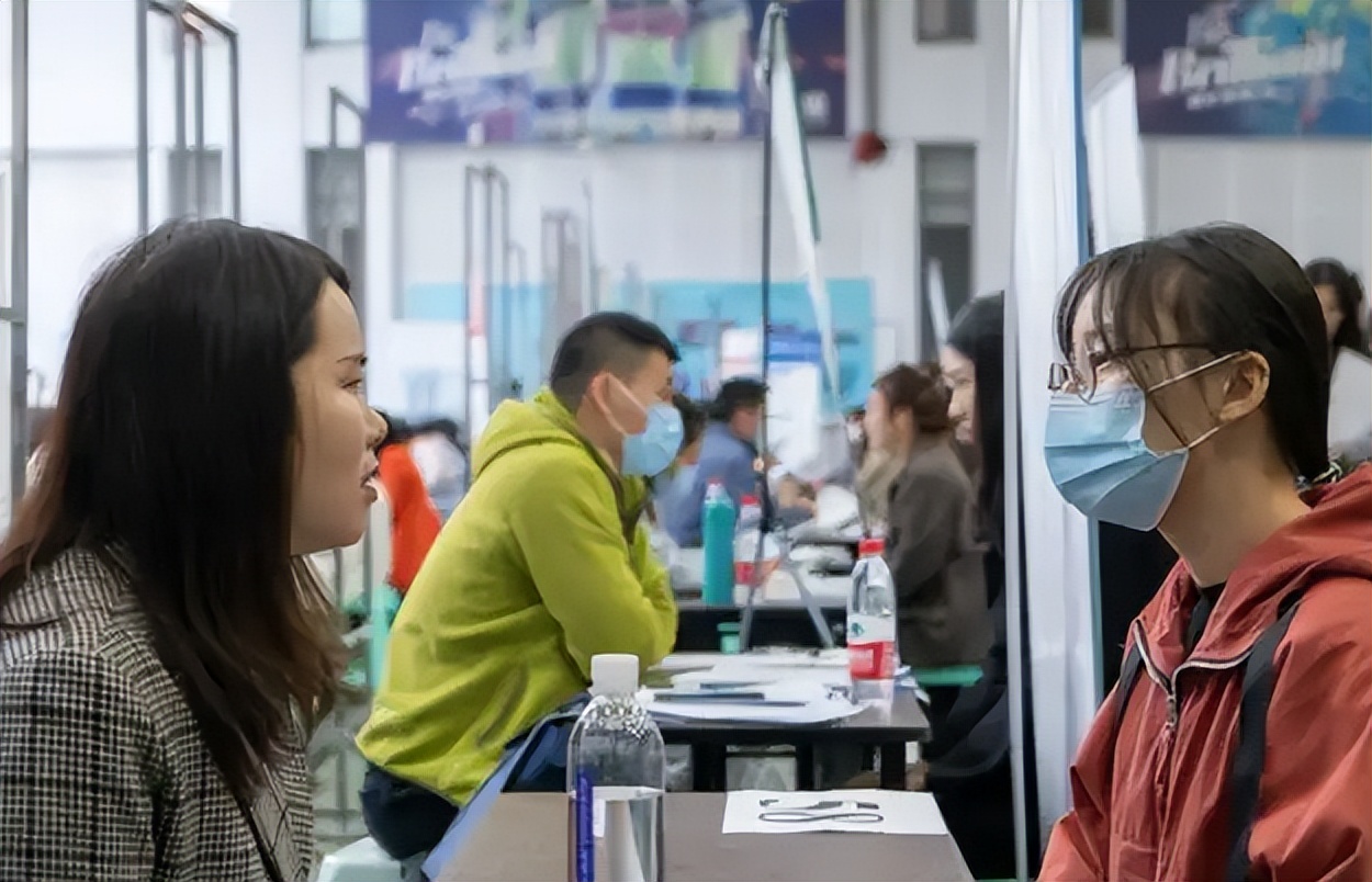 铁路集团公开招聘正式工，月收入8000左右，4类毕业生更容易上岸