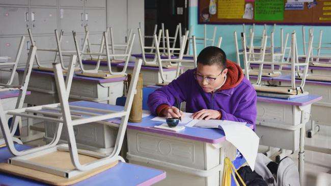 新学期座位如何定？按成绩不允许，按身高不公平，那就按关系分