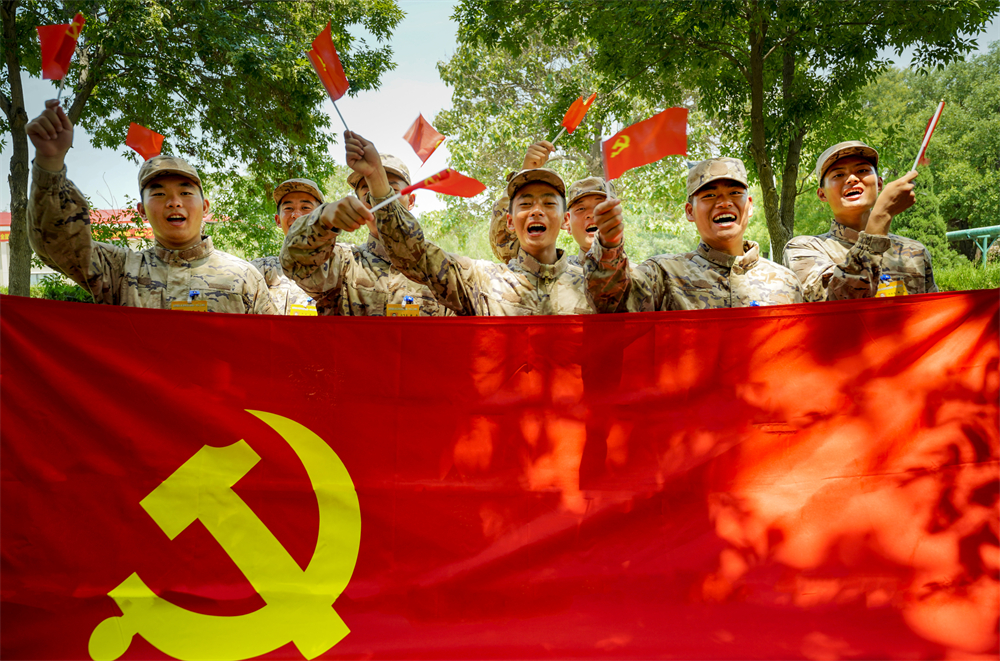 我与党旗合个影