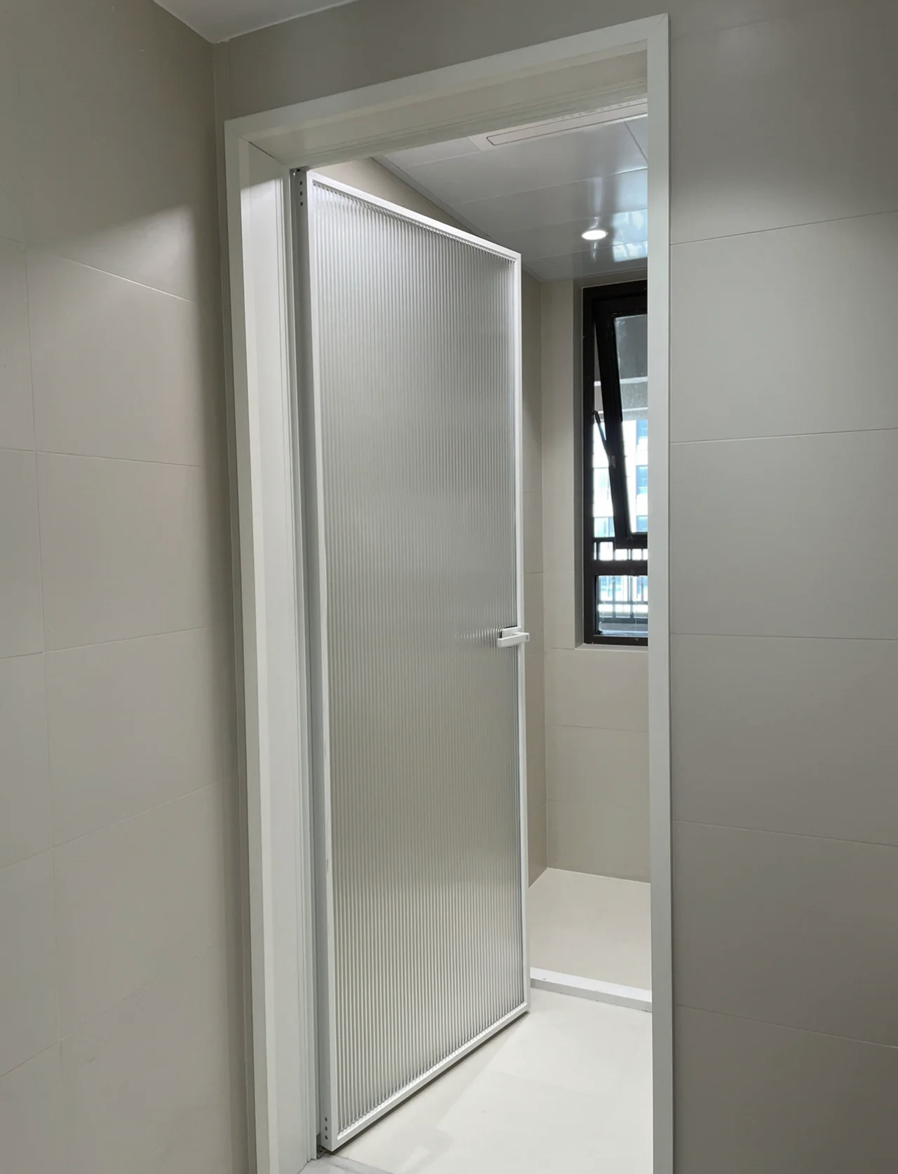 9,卫生间门框没贴上砖