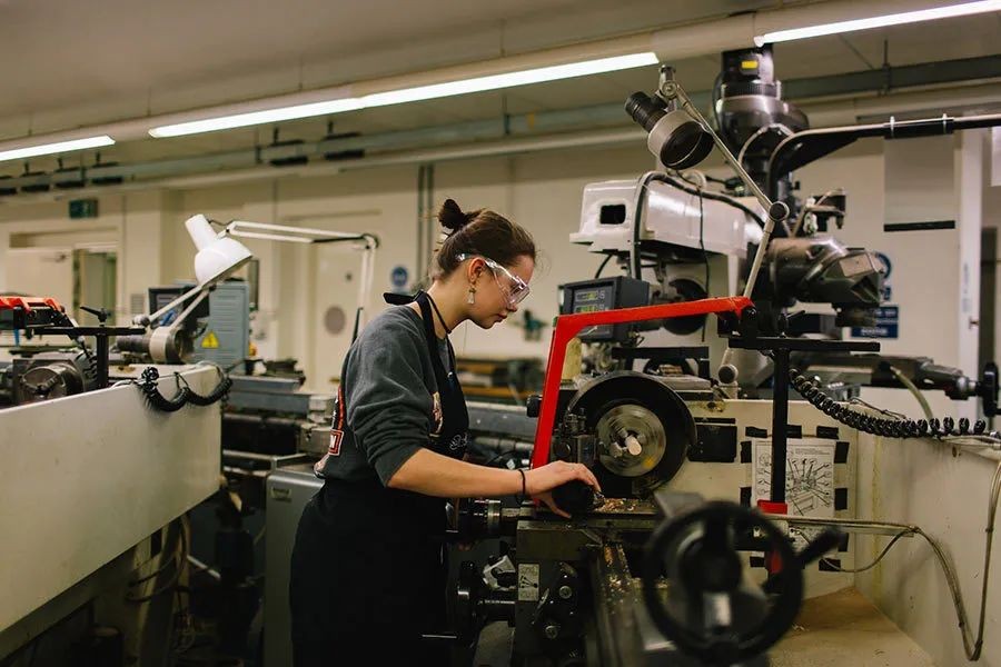 这所默默无闻的学校竟有着英国排名第一的珠宝设计专业