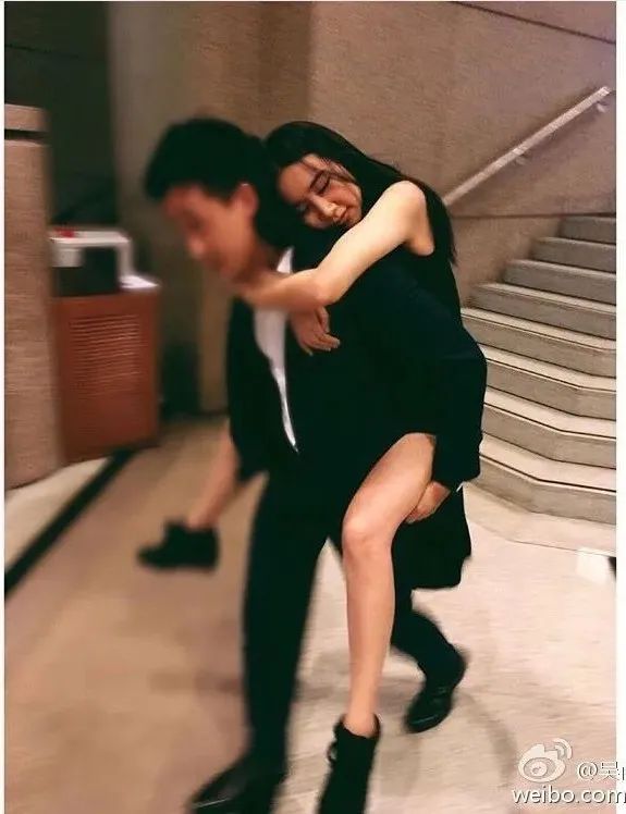 35岁歌手官宣三胎！巅峰期闪婚嫁初恋，神仙爱情感动网友：要幸福