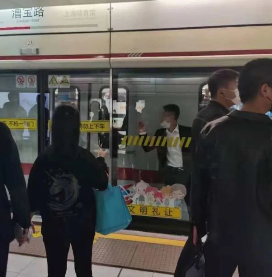 乘客被地铁屏蔽门夹住，不幸身亡！小心身边这5种“门”