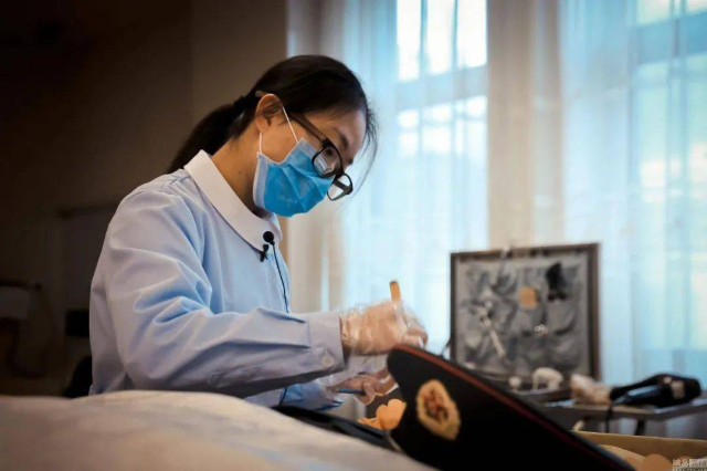 95后入殓师陈韵秋：每年处理400具遗体，从不用手直接触碰尸体