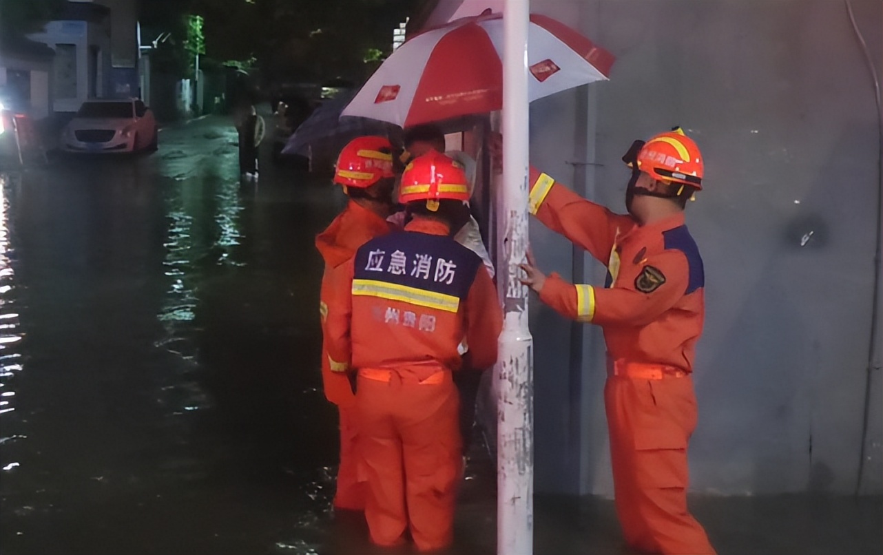 昨天，一场暴雨袭击贵阳！市区多路段出现内涝，消防紧急救援