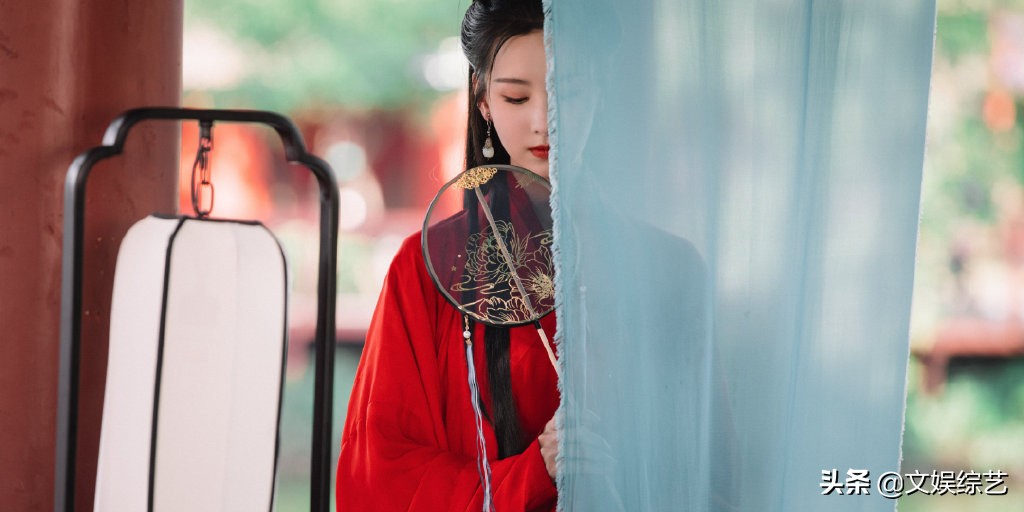 陈都灵的古装穿搭太美了！左手油纸伞，右手团扇遮面，温文尔雅