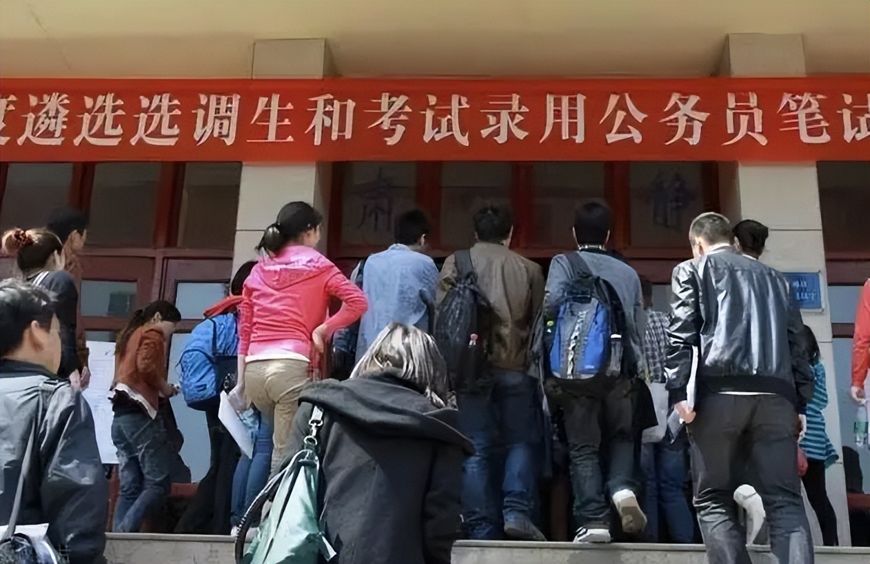 关晓彤考编成功，鹿少三进三出均遗憾落榜，为啥明星也钟爱铁饭碗