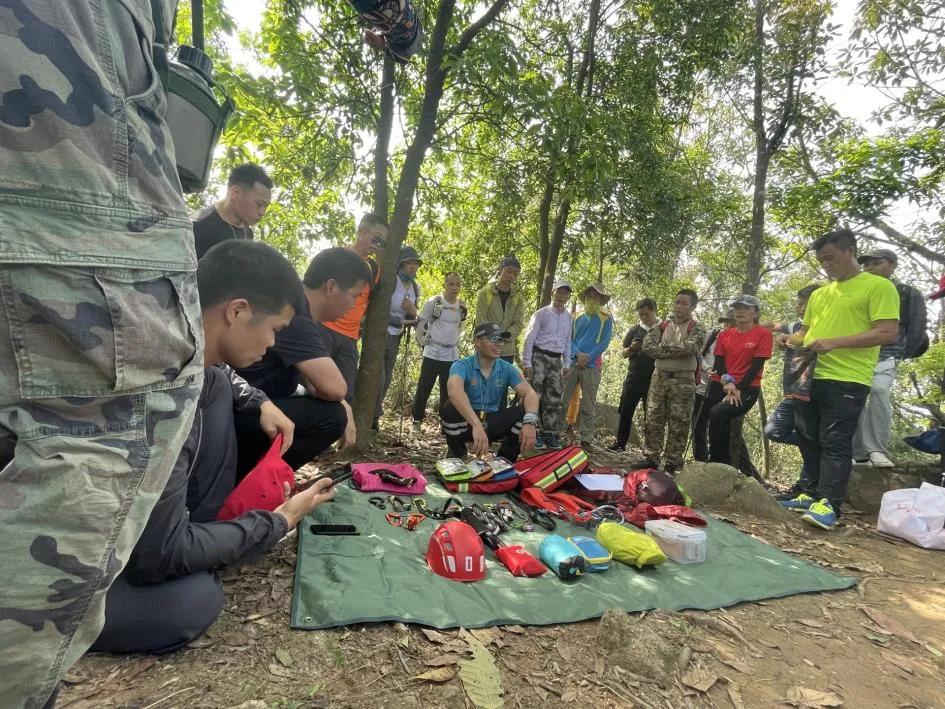深圳退役军人红星应急救援队为提升应急救援技能开展户外演练活动