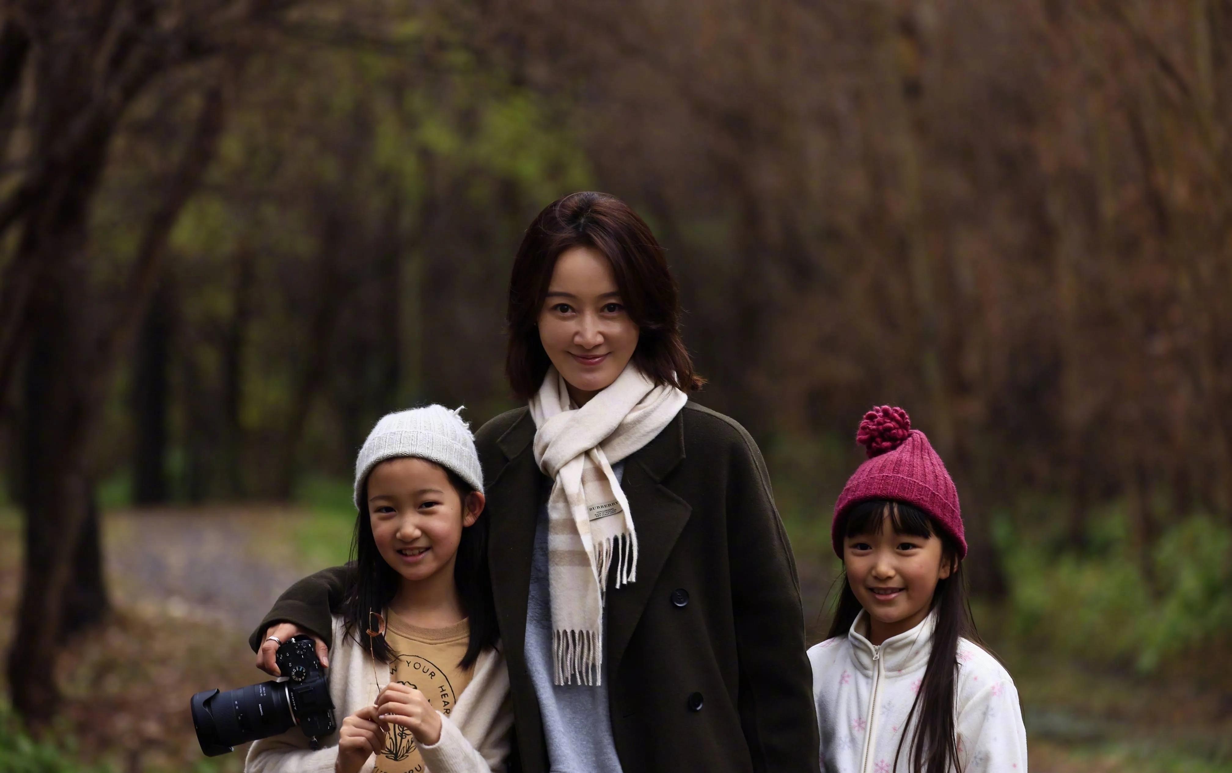 演员赵子琪，聚会时聚来一个老公，两个女儿也幸福