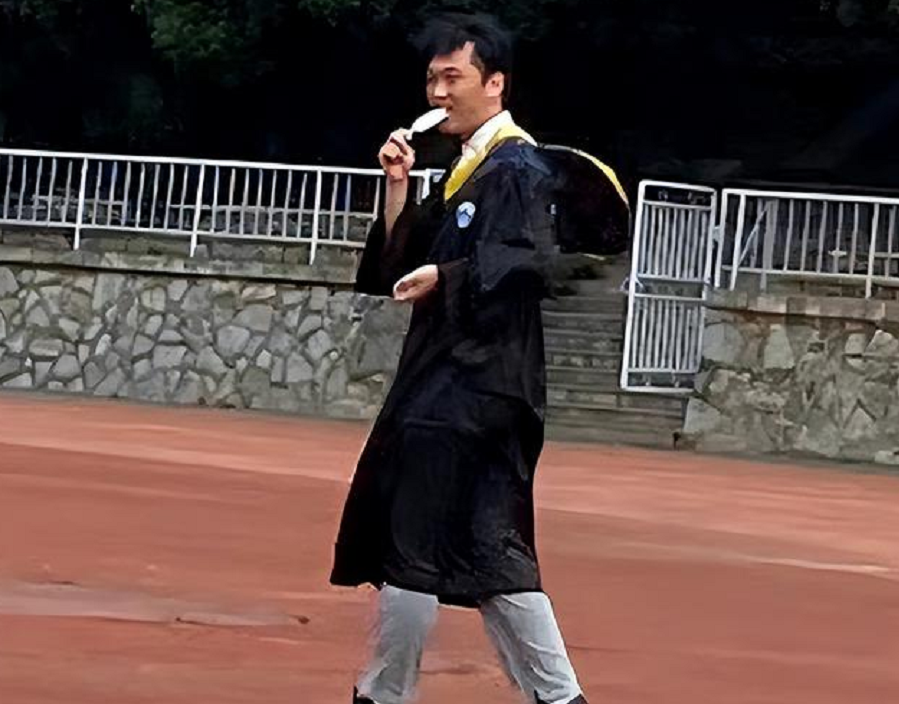 武汉大学毕业生偶遇新生军训，边吃雪糕边炫耀，下一秒变“乖巧”