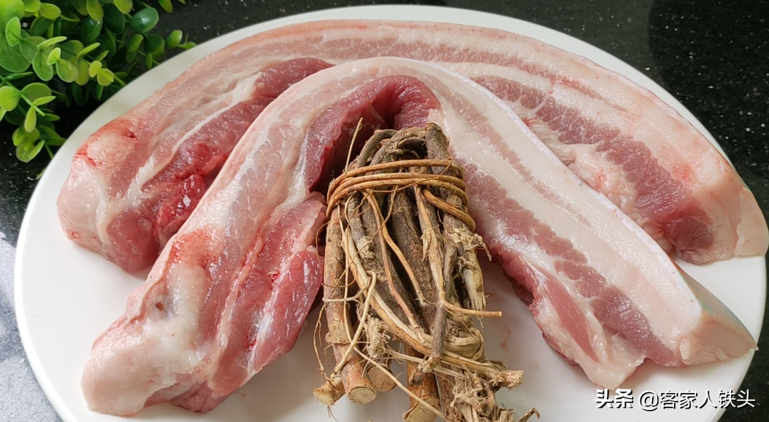 16块2斤五花肉，加1把树根，教你客家独特做法，一开盖香飘满屋