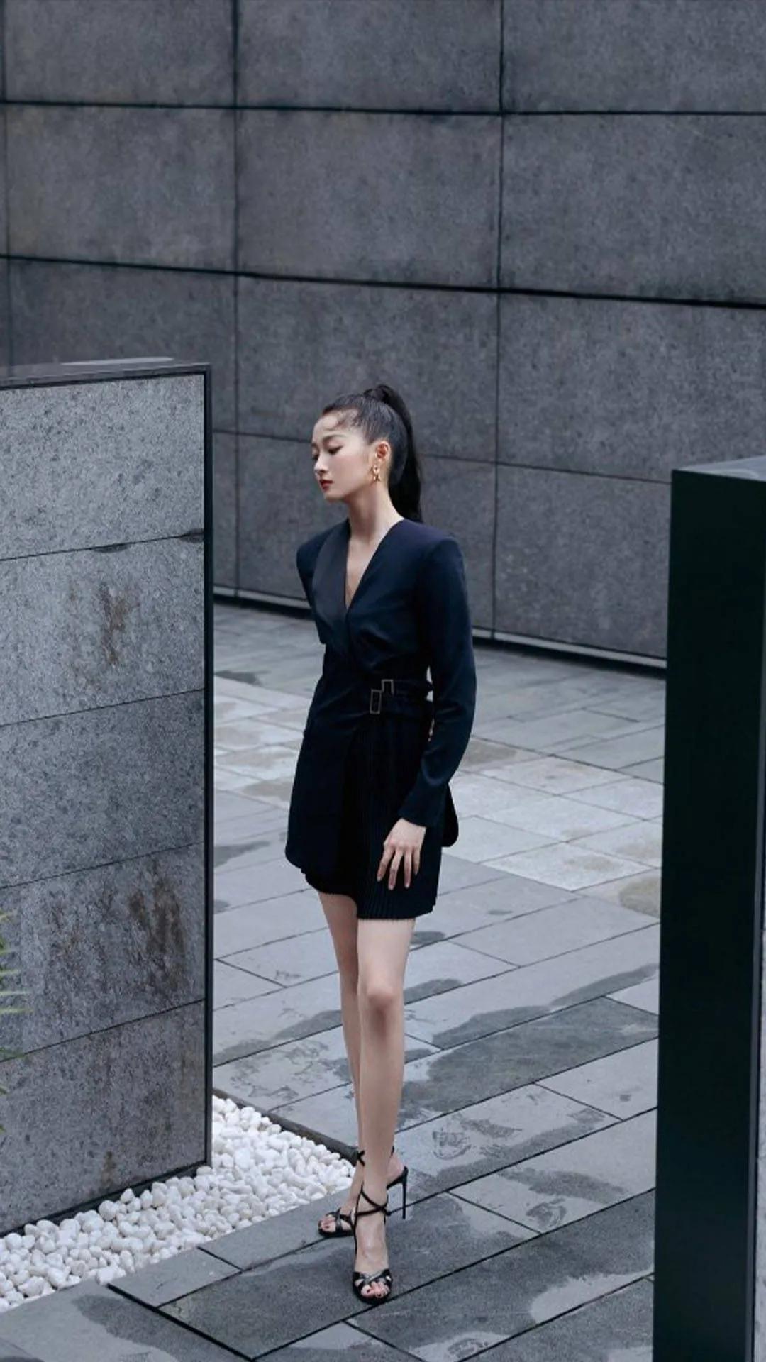 关晓彤穿黑色西装裙 扎高马尾利落干练显成熟美