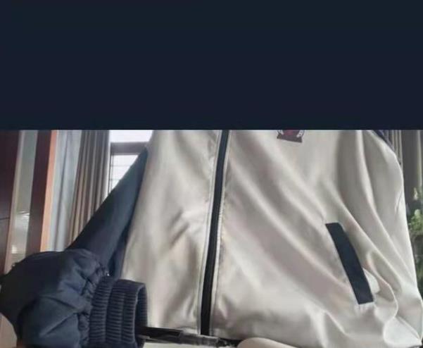 网课可以自设“背景图”，学生假装自己在国外上课，老师忍俊不禁