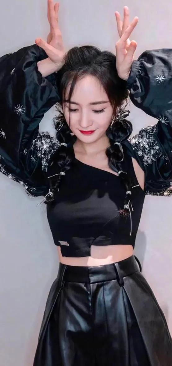 杨幂双尾麻花辫少女风—清新装扮，青春靓丽，俏皮灵动