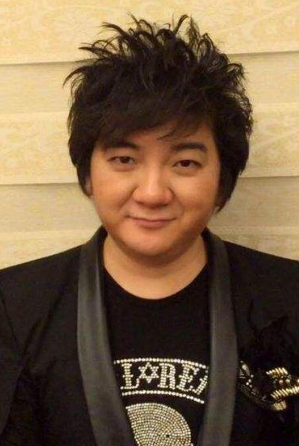 凭《老鼠爱大米》狂赚1.7亿，却被骗千万，杨臣刚到底经历了什么