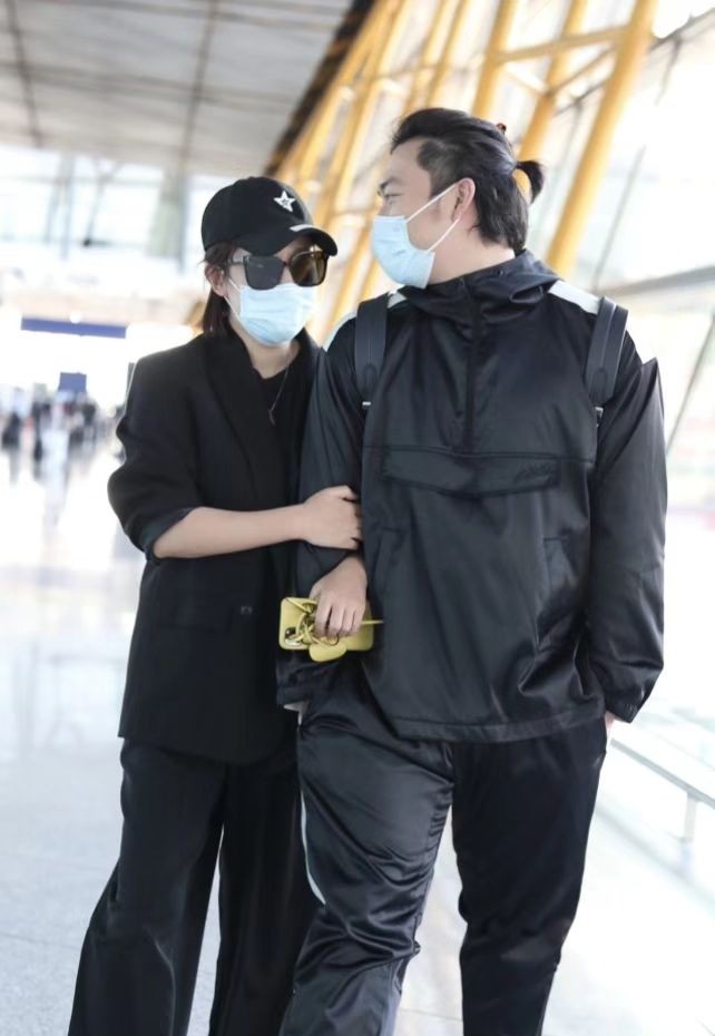 马丽胖出中年妈妈味！携小老公走机场，穿得像霸总姿态却很小女人