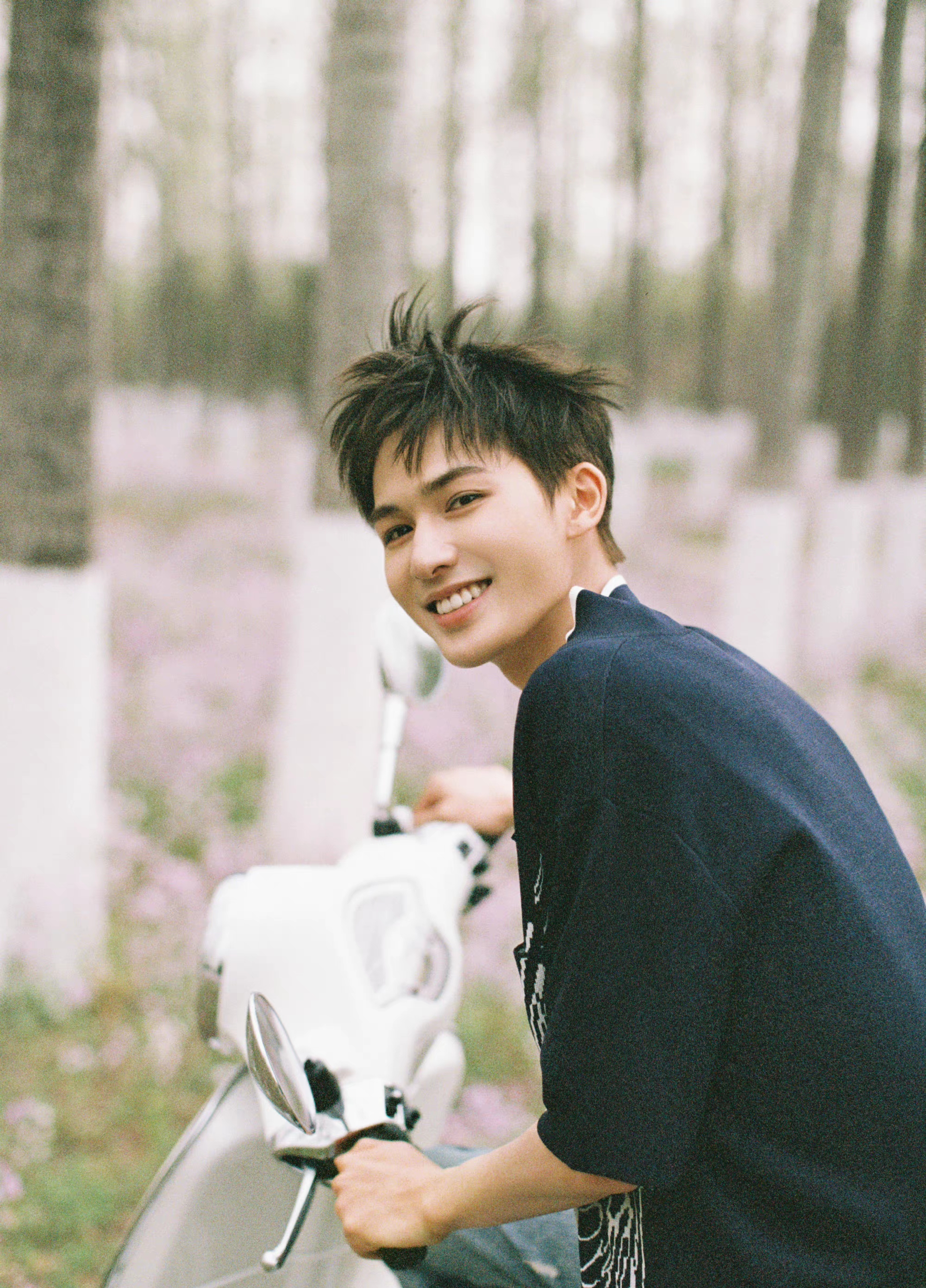 曝26岁男星耍大牌！拍戏迟到怕累怕热态度差，遭副导演怒斥不敬业