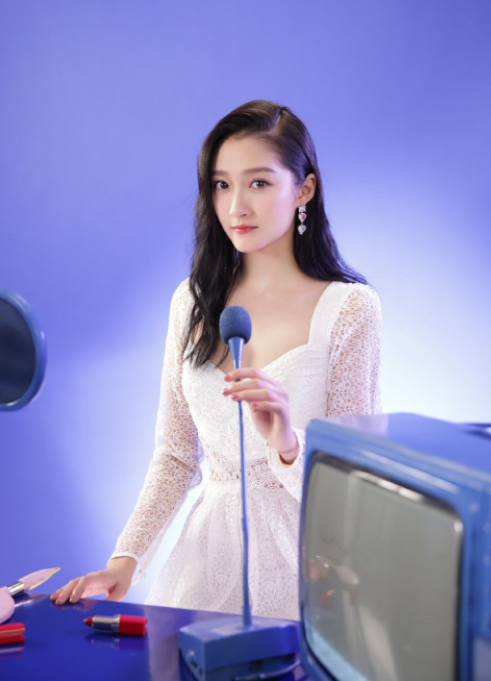 关晓彤获得编制，肖战也开始备考，二人的“第一学历”很吸睛