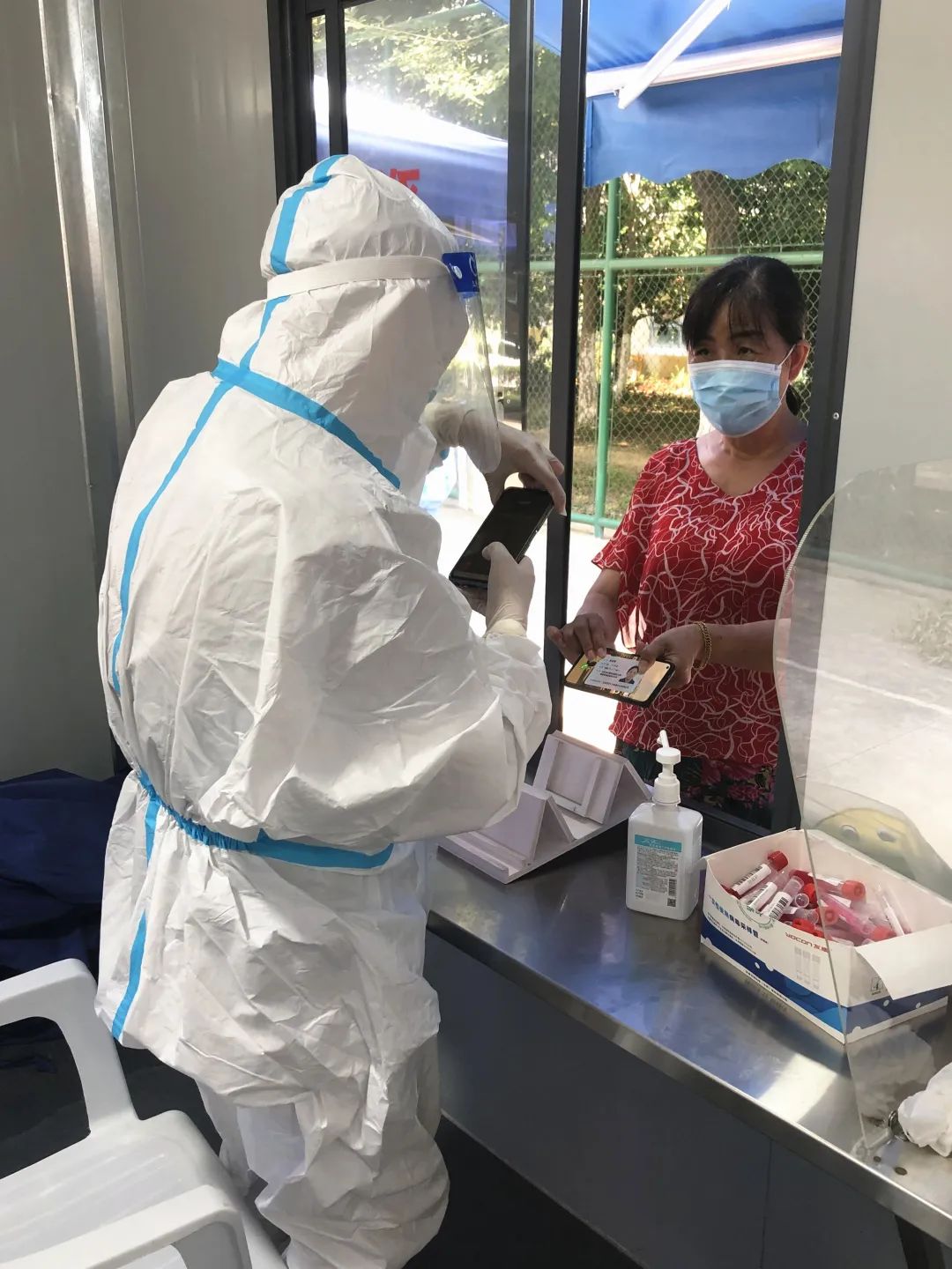 谁说站在光里的才算英雄