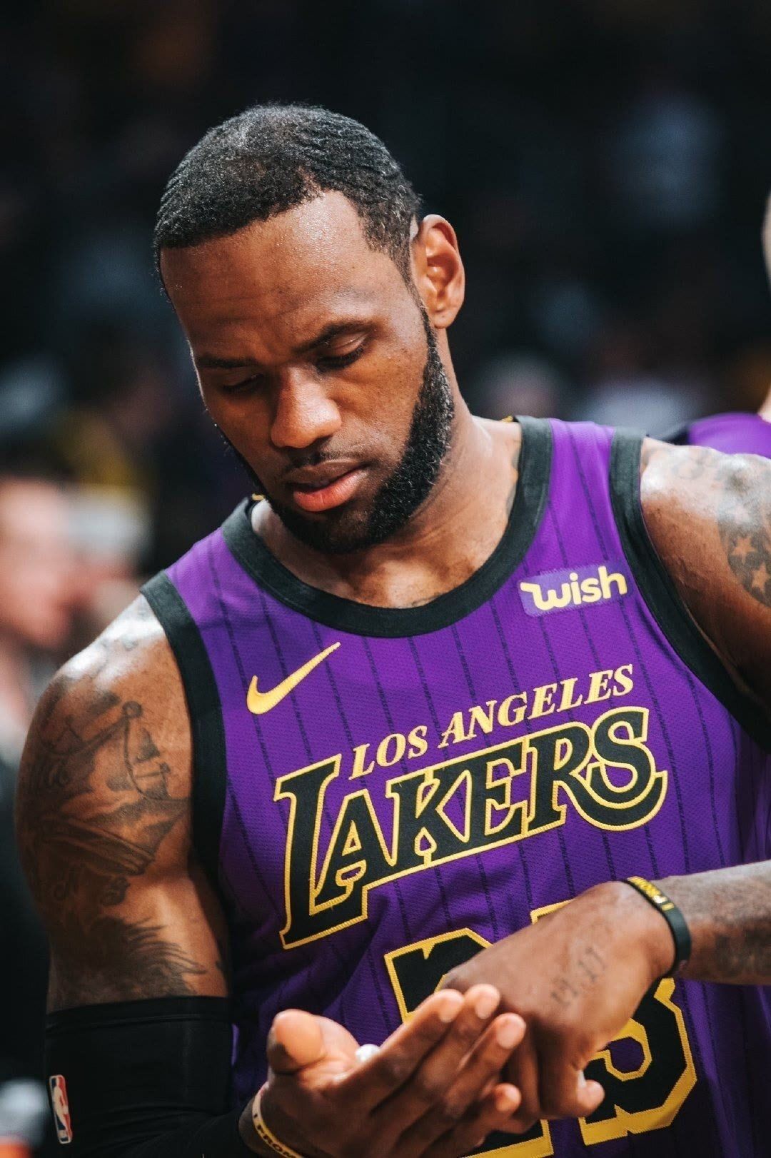 nba哪些球星受质疑(有意思！NBA仅库里幸免！外媒评出负面话题最多球星，詹姆斯领衔)