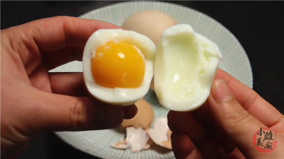 把4个鸡蛋放进保温杯里，几分钟就煮好，方法简单特别适合上班族