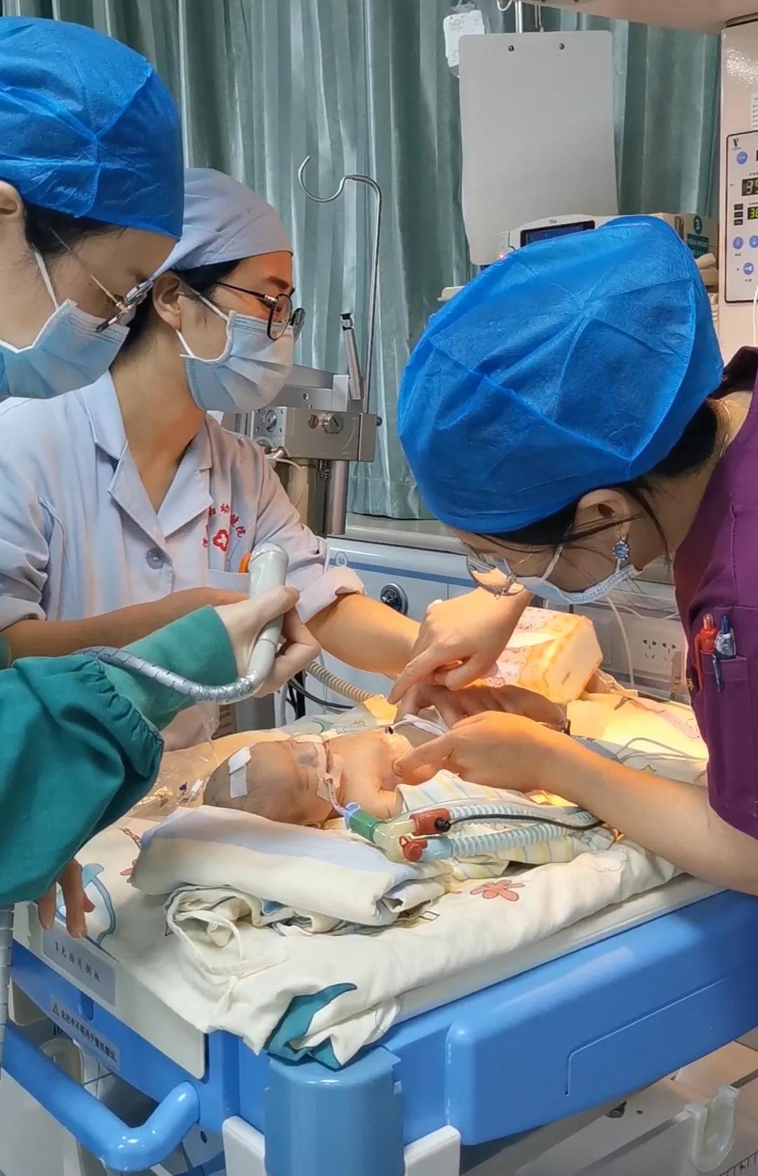 呼吸稍促,腹部稍膨隆,肠鸣音弱,给予禁食,胃肠减压,抗感染,补液等治疗