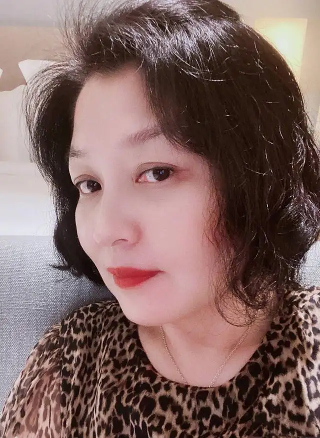 李咏的妻子哈文真挺会保养的，就算已经50多岁了，但仍爱赶时髦