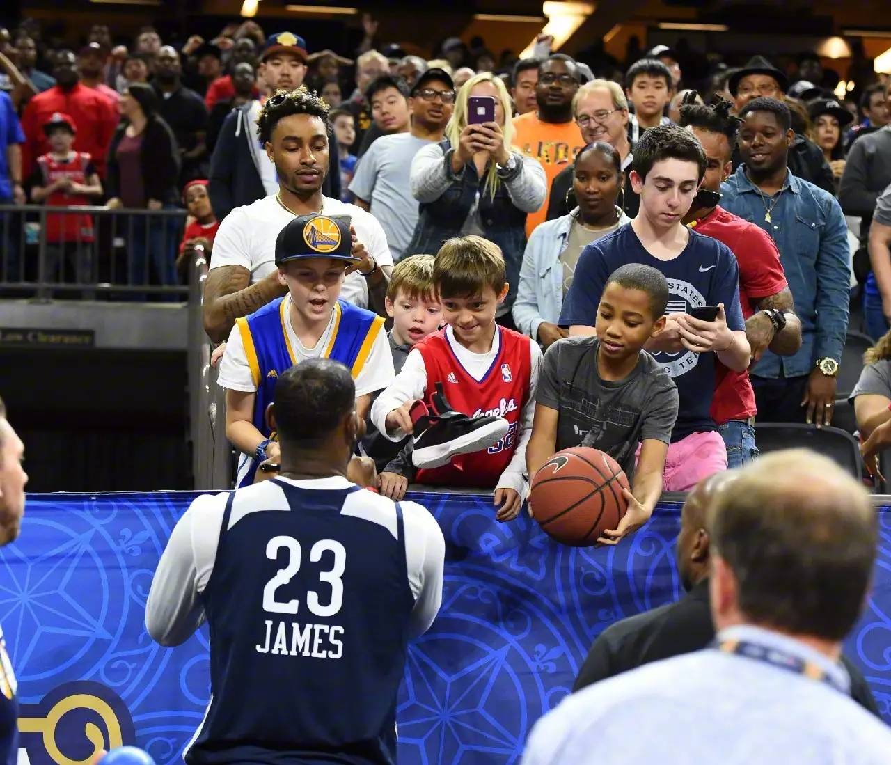 nba冲突为什么不动手(曝被驱逐女球迷诅咒布朗尼！詹皇现场为何不动手？2大原因很关键)