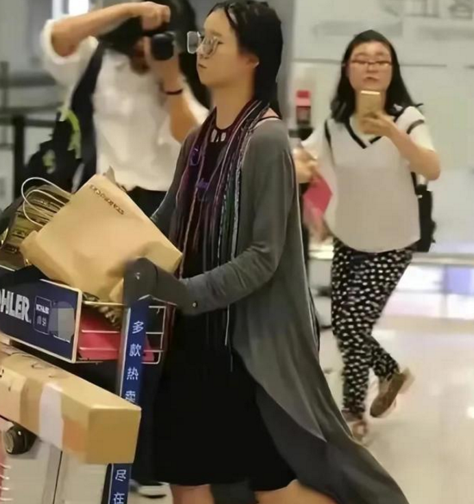 小彩旗：在春晚“一转出名”，却放弃跳舞逐梦演艺圈，如今怎样？