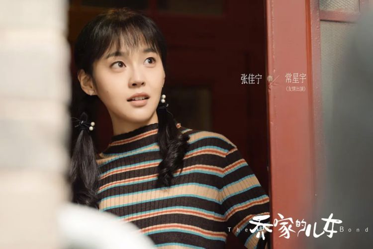 唐艺昕张佳宁晒合照，贴脸搭肩姐妹情深，曾合作《乔家的儿女》