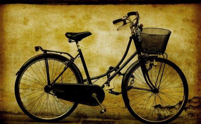 18世纪末,法国人西夫拉克发明了最早的自行车