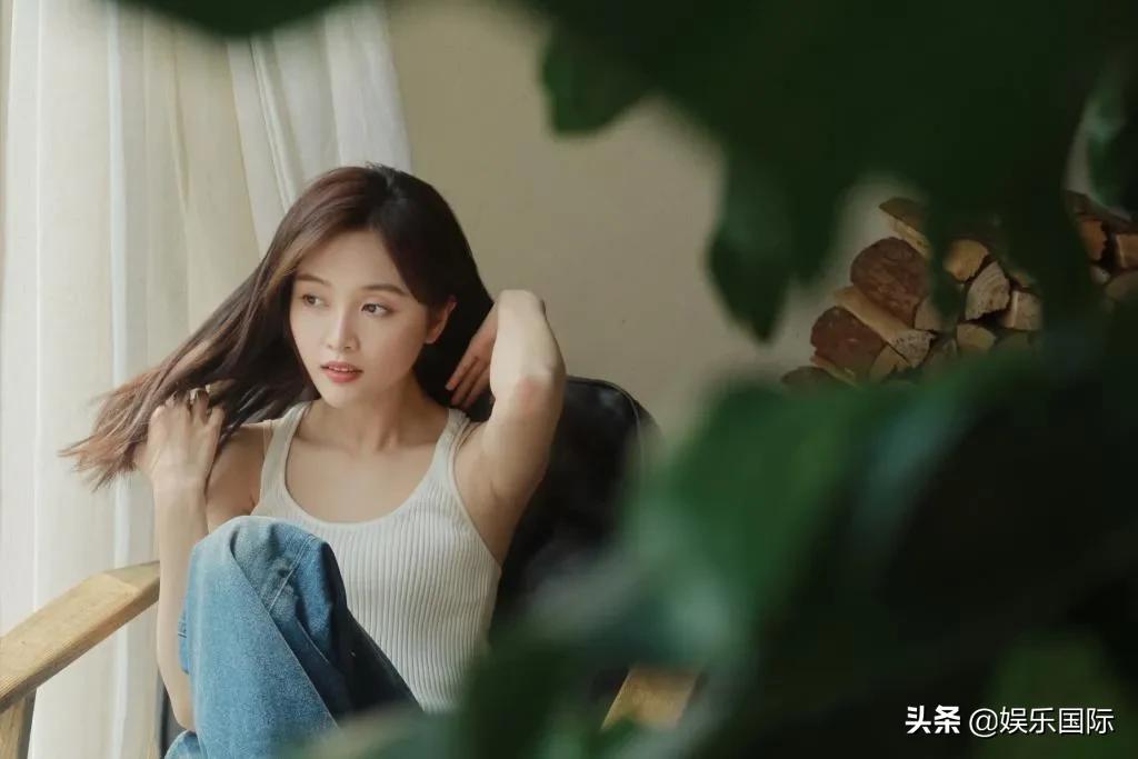 吴宣仪库存美照曝光 穿白色背心清纯可人