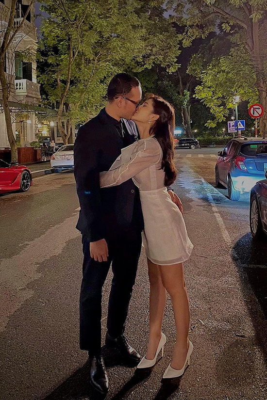 Thuy Diem旅行时穿着粉红色露背吊带裙，美极了