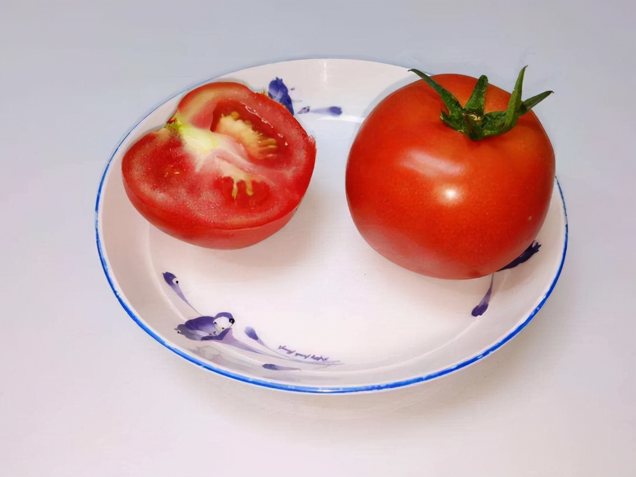 晚上吃苹果容易伤胃？医生建议：到了晚上，这4种食物最好别吃