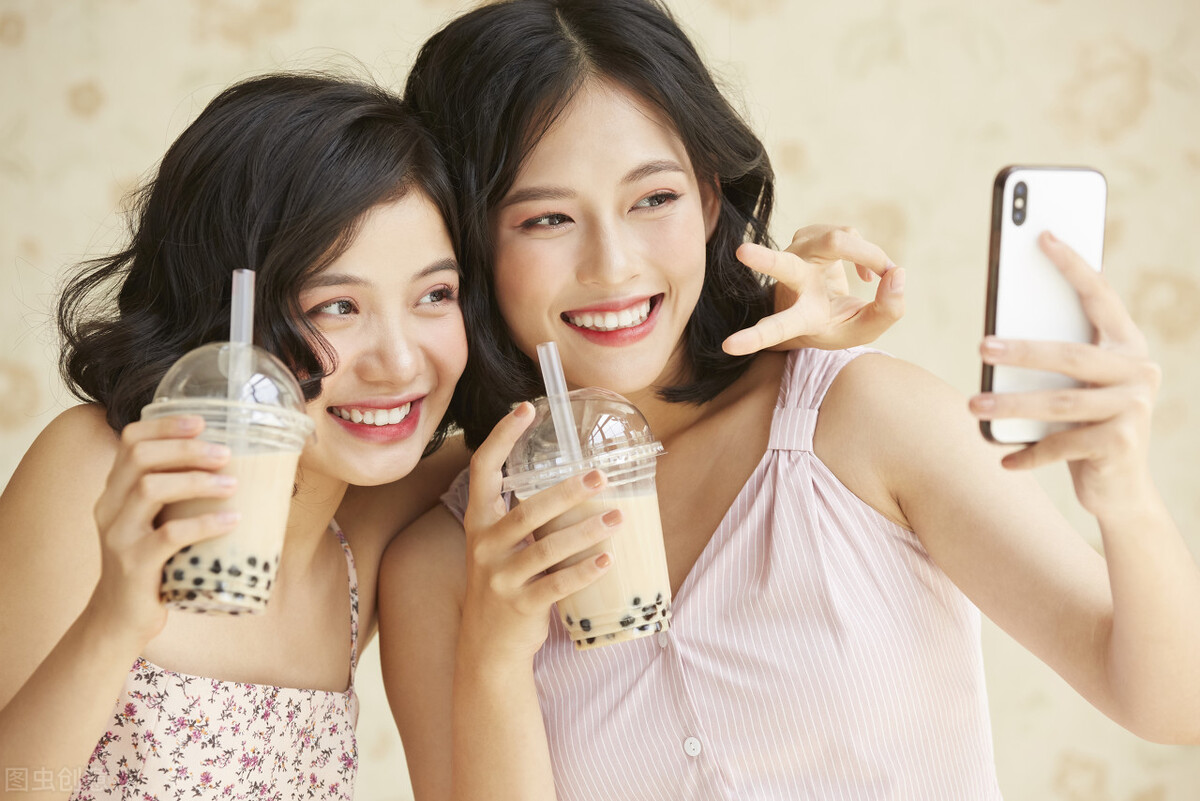 秋日暖阳，手捧一杯香浓奶茶，让甜蜜融化在心头。#心情分享 #秋天的味道