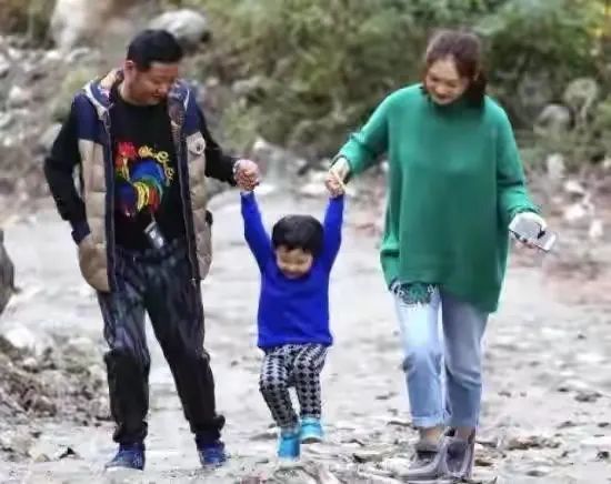 要钱没钱，要貌没貌！7位丑男演员娶的老婆，一个比一个漂亮