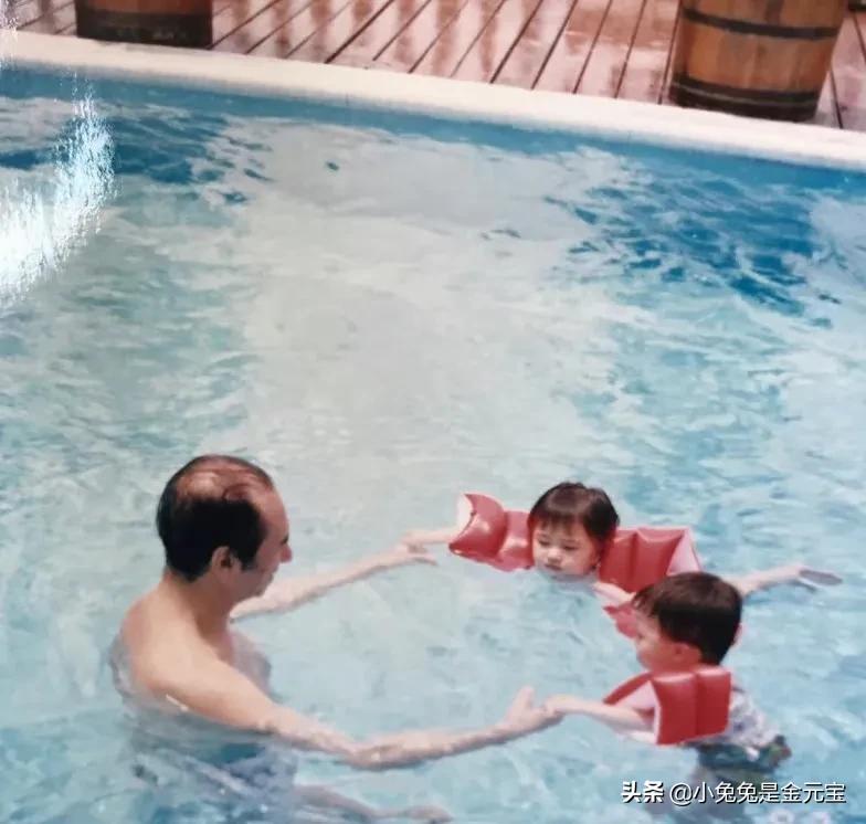 何超莲小时候和父亲的合影