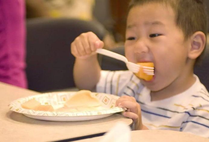 长期喂饭坏处多！到了这个月龄，就不要全程喂了，当心对孩子不好