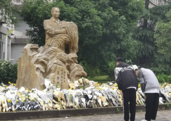 “马云雕像”走红，只因出现在杭师大的废物堆中，拍摄者给出解释