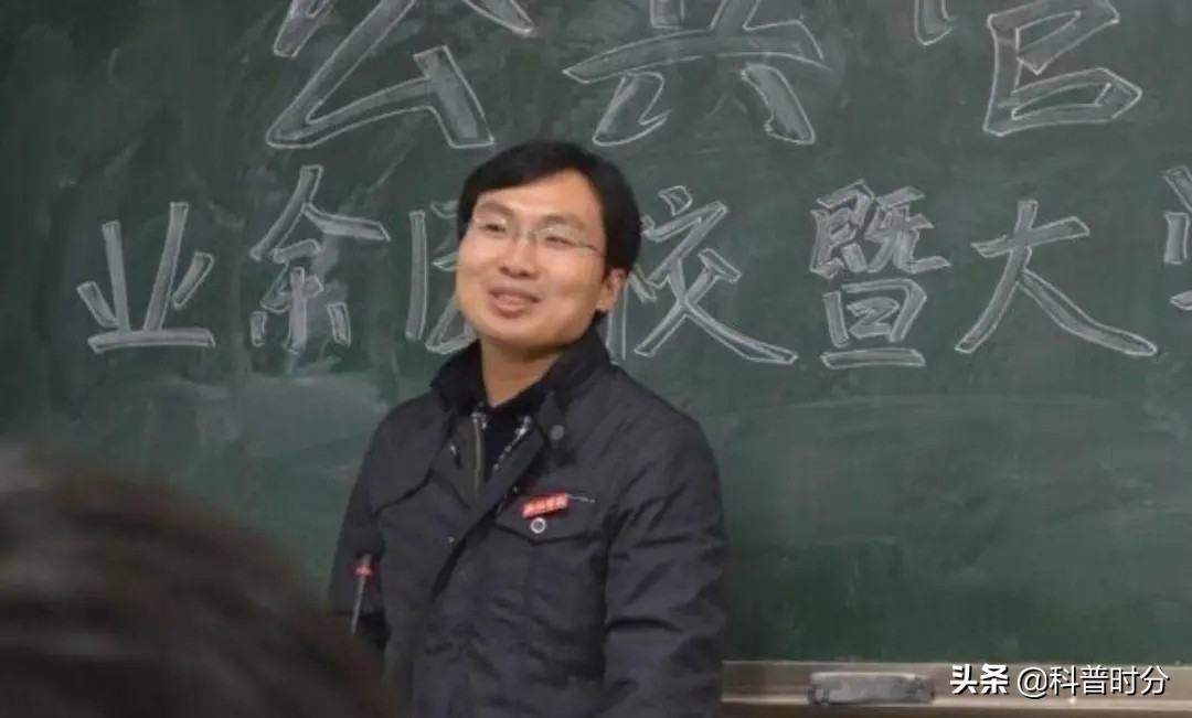 05年，农村小伙带着弃婴妹妹上大学，靠捡垃圾凑学费，如今怎样了