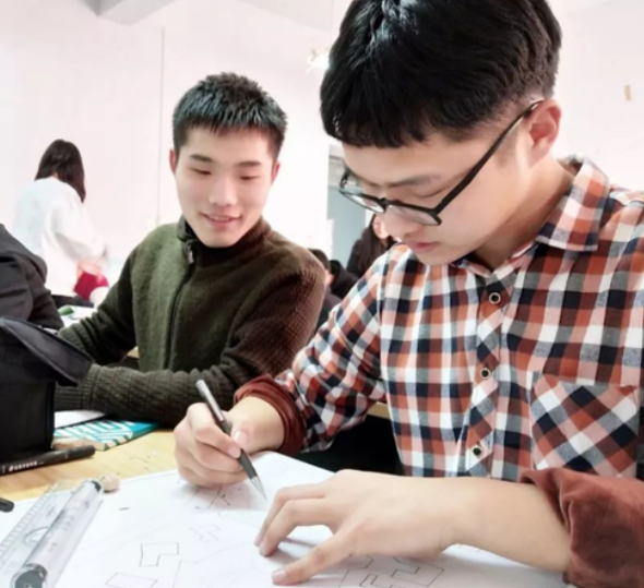 高考后才明白，普通班“鸡头”和重点班凤尾，差别可不仅仅是成绩