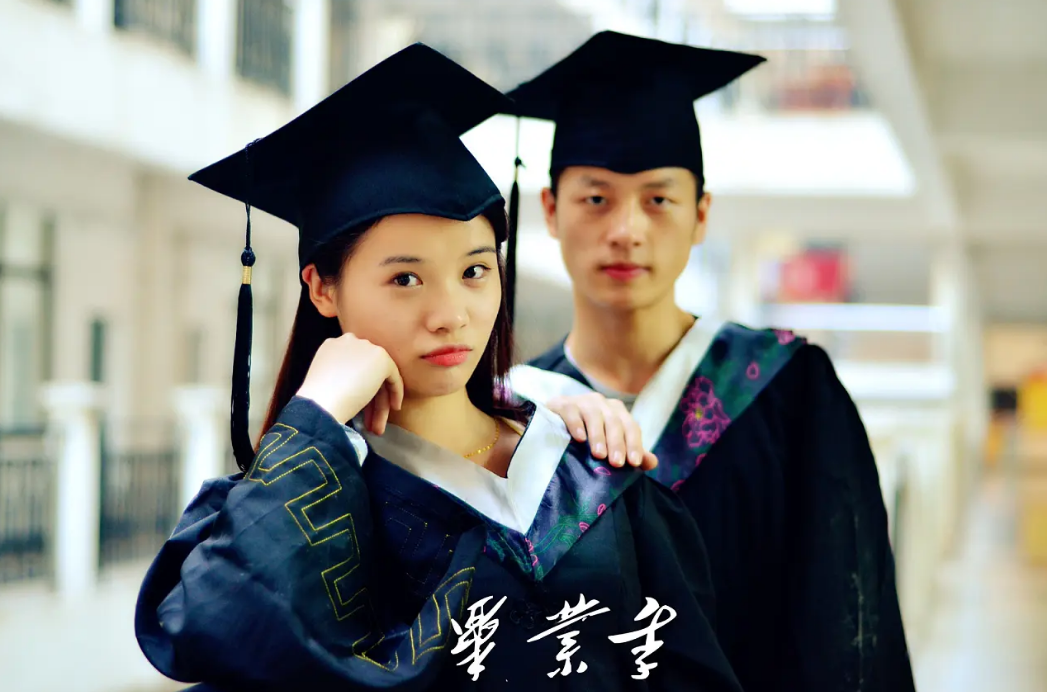 专科生不属于大学生？穿“学士服”拍照被本科生质疑，称其没资格