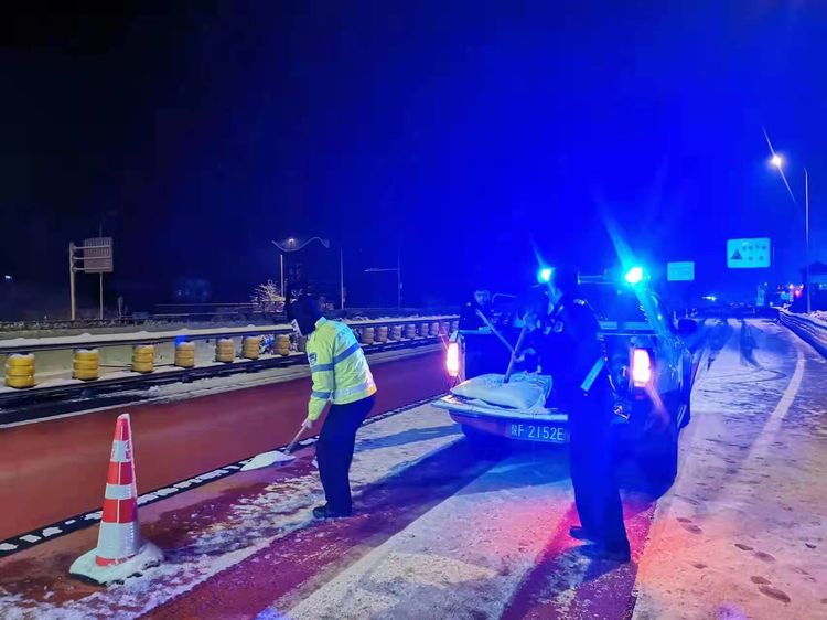 汉中高速交警圆满完成春节交通安保任务