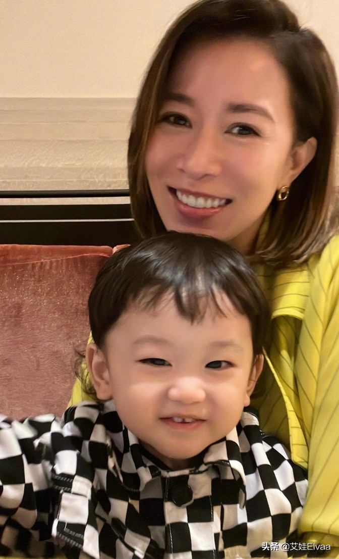 佘诗曼真是“辣妈”，穿风衣抱娃逛街很轻松，笑成眯眯眼母爱泛滥