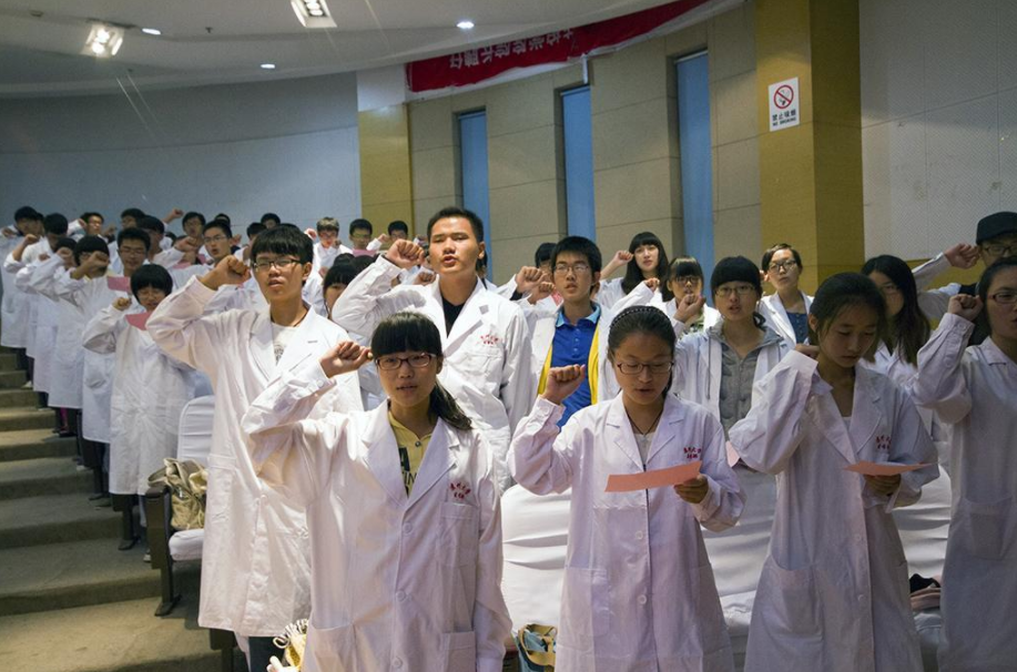 “三无学生”的辛酸：每年几十万医学生毕业，可多数人都忙着转行