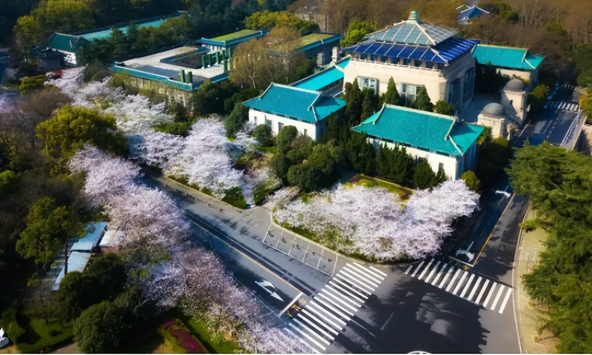 这所大学很豪横，校内建有37个食堂5个地铁站，是干饭学生的天堂